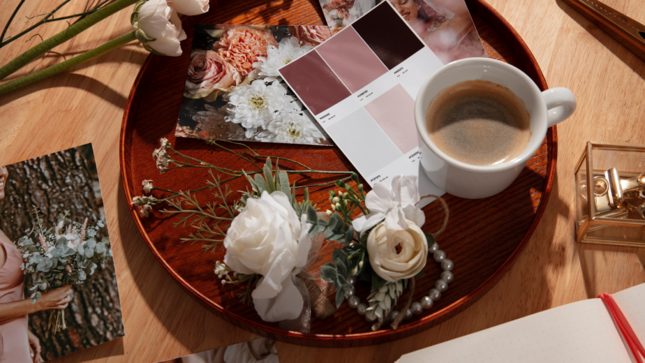 Image abstraite représentant la construction d’une image de marque cohérente pour une entreprise, avec un univers visuel structuré et harmonieux.