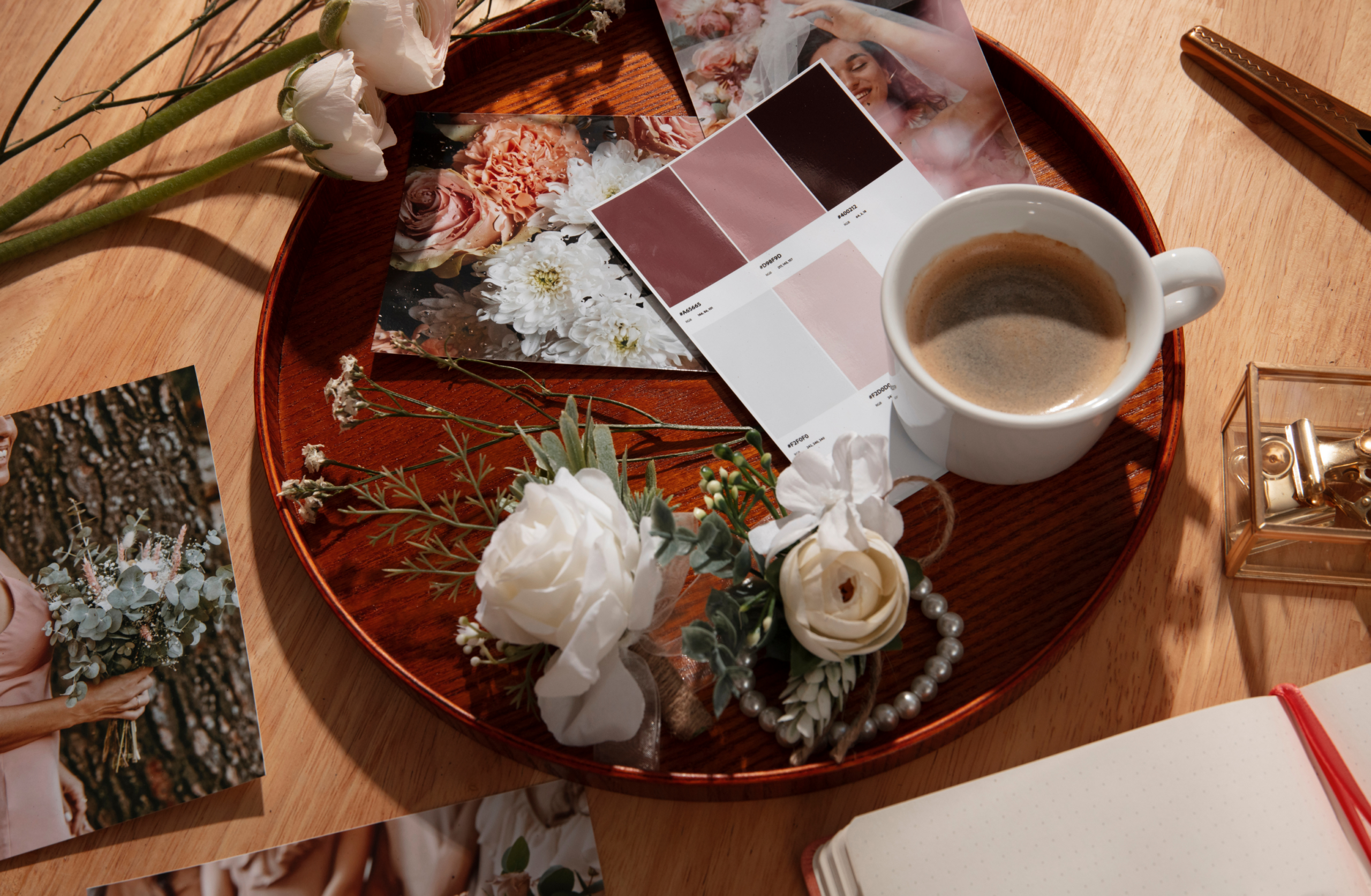 Image abstraite représentant la construction d’une image de marque cohérente pour une entreprise, avec un univers visuel structuré et harmonieux.