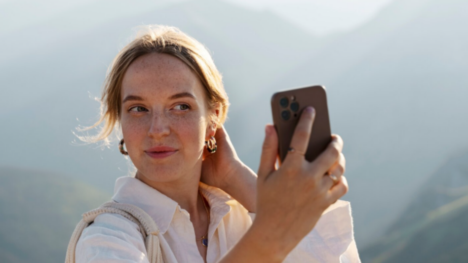 Illustration abstraite représentant une situation où la communication entreprise ne fonctionne pas, avec une image de marque désorganisée et peu lisible.